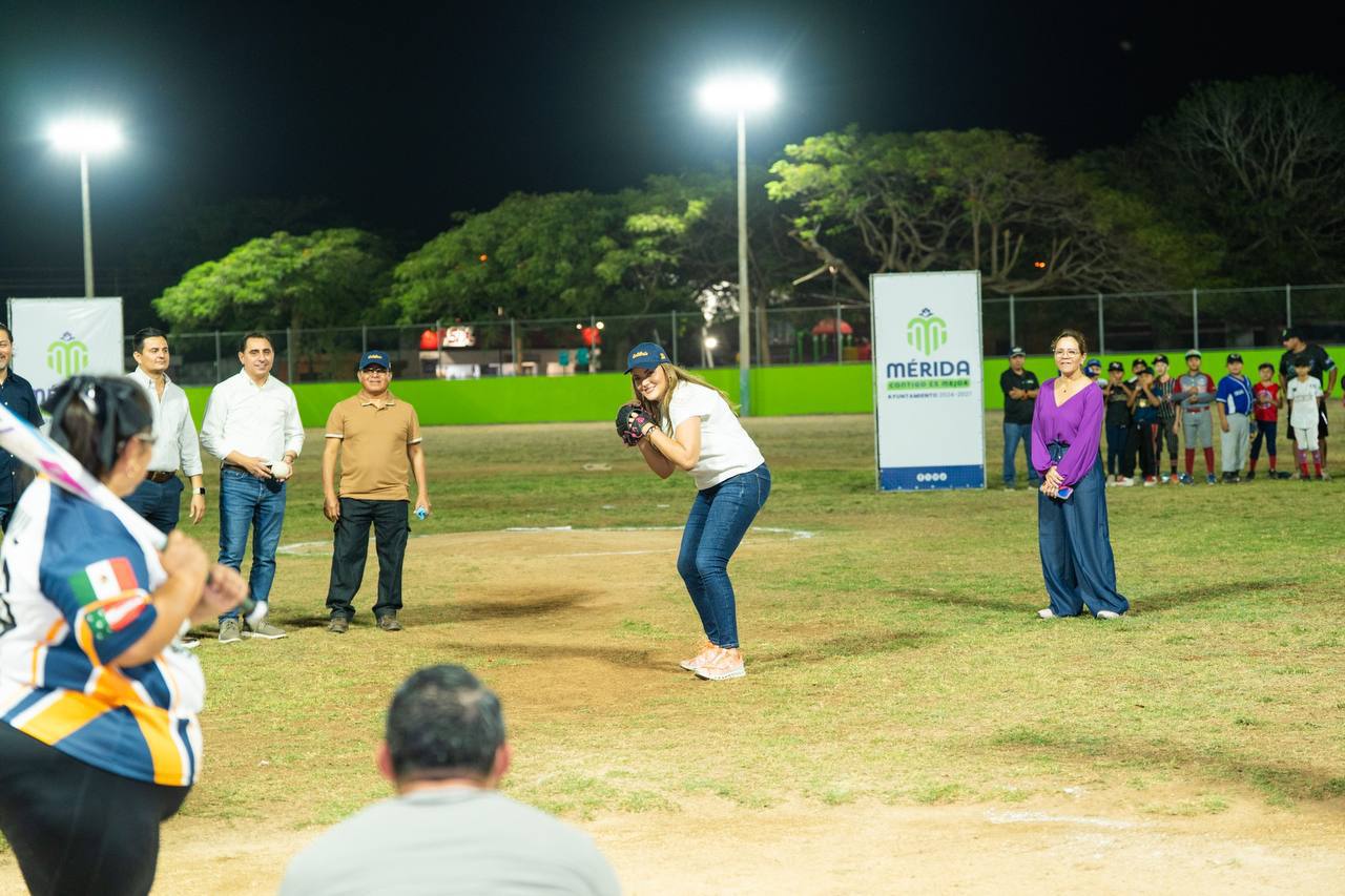 Entrega Cecilia Patrón campo de béisbol diseñado por vecinos de Emiliano Zapata Sur