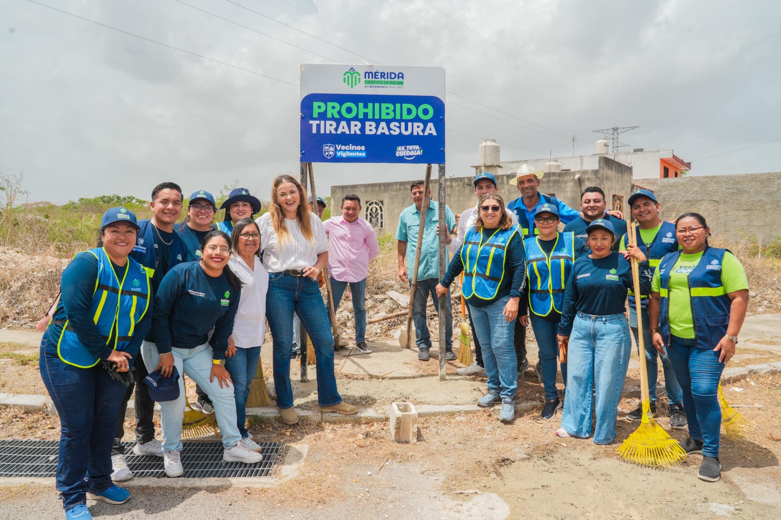 Beneficia Cecilia Patrón a más 3 mil 700 vecinos con mega operativo de limpieza en la colonia Villa Magna Sur