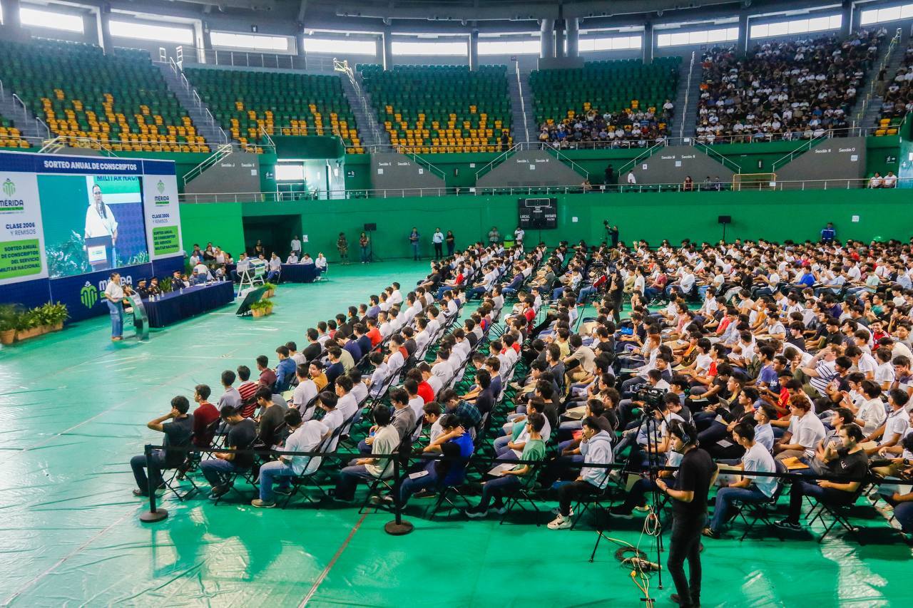 Unos 3 mil jóvenes meridanos comprometidos con su país asisten al sorteo de conscriptos