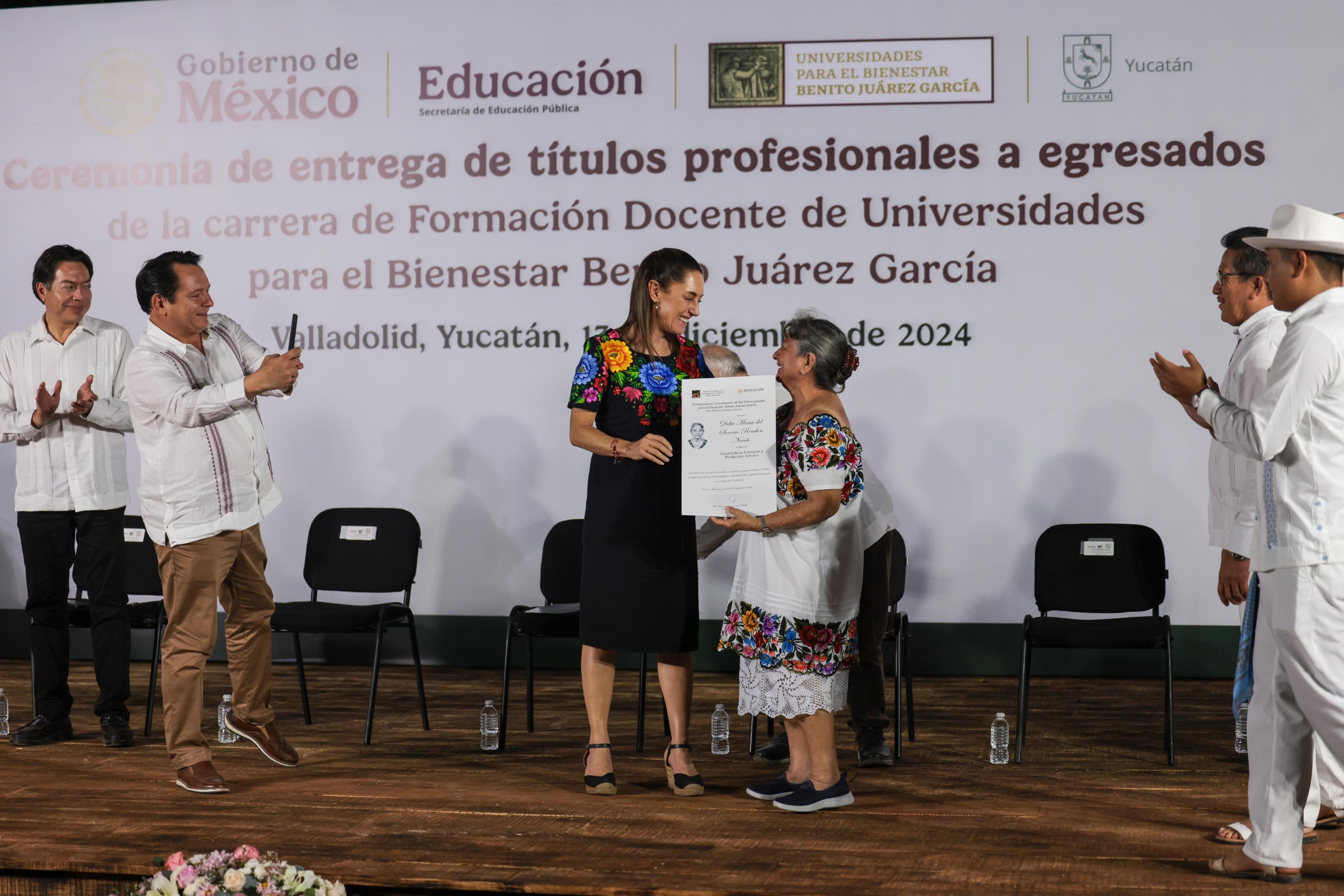 Entrega presidenta Claudia Sheinbaum 117 títulos profesionales a egresados de las universidades “Benito Juárez” en Yucatán