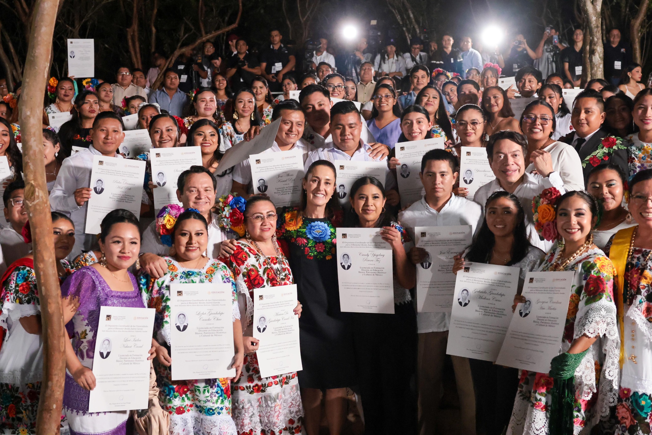 Entrega presidenta Claudia Sheinbaum 117 títulos profesionales a egresados de las universidades “Benito Juárez” en Yucatán