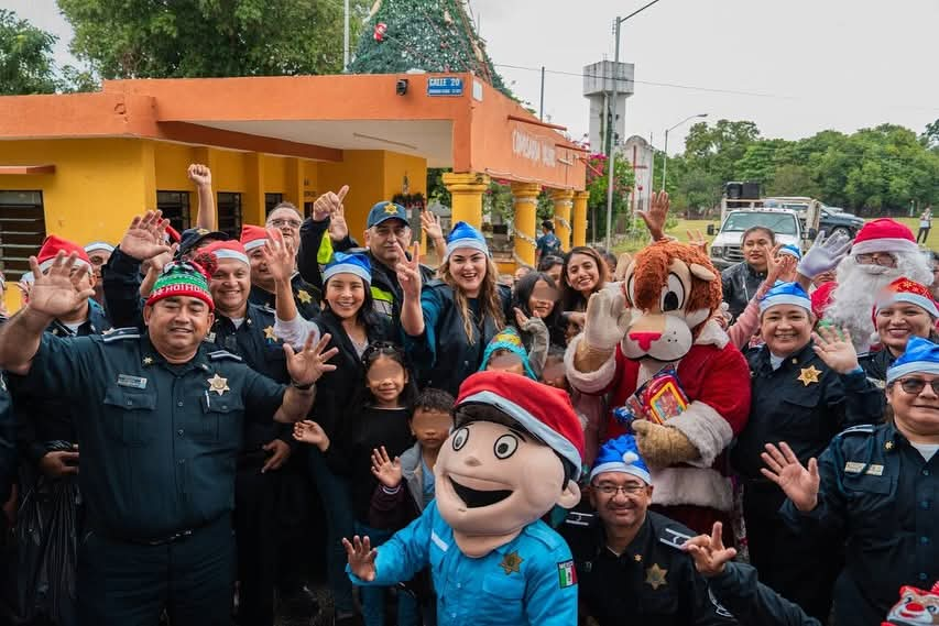 Lleva Cecilia Patrón la Navidad a comisarías de Mérida