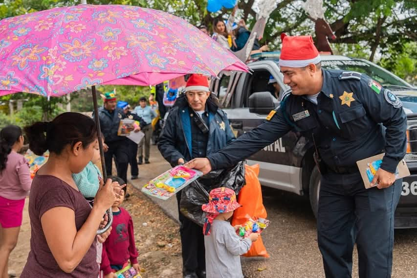 Lleva Cecilia Patrón la Navidad a comisarías de Mérida