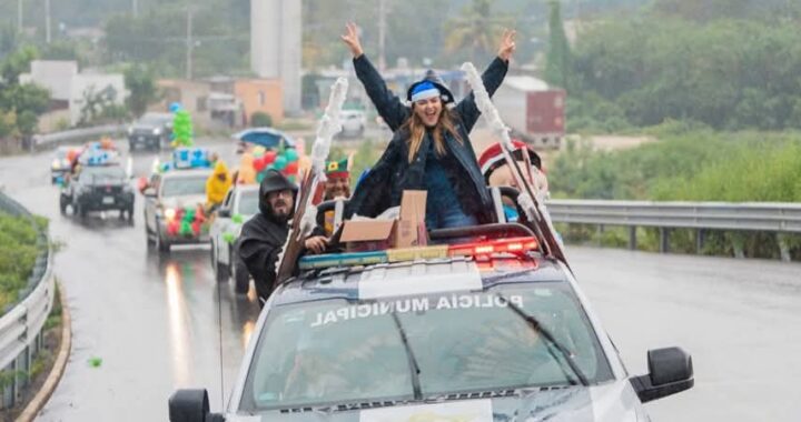 Lleva Cecilia Patrón la Navidad a comisarías de Mérida